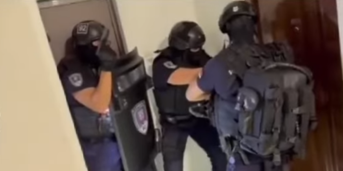 Policija lezi dole, ne mrdaj! Ovako su uhapšeni šverceri kokaina, zaplenjen novac automobili, skupoceni satovi i nakit (VIDEO)