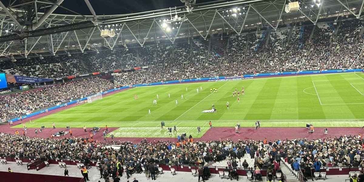 TSC ima podršku u Londonu! Navijači sa mađarskom zastavom na stadionu!