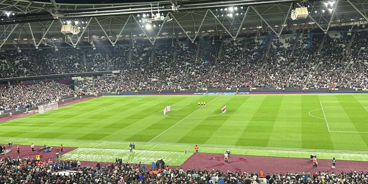 Minut ćutanja pre meča Vest Hem - TSC: Podrška Libiji i Maroku i na srpskom! (FOTO)