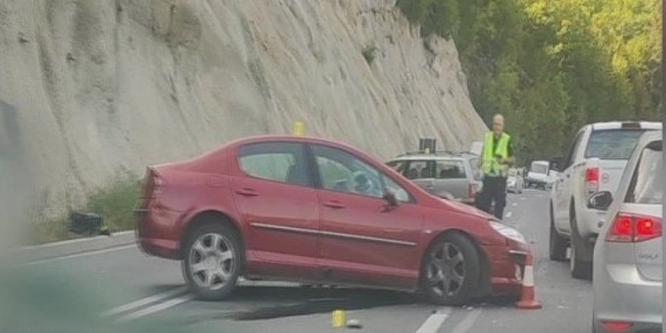 Stravičan udes na Zlatiboru! Direktan sudar dva automobila, saobraćaj usporen, formirale se kilometarske kolone (FOTO/VIDEO)