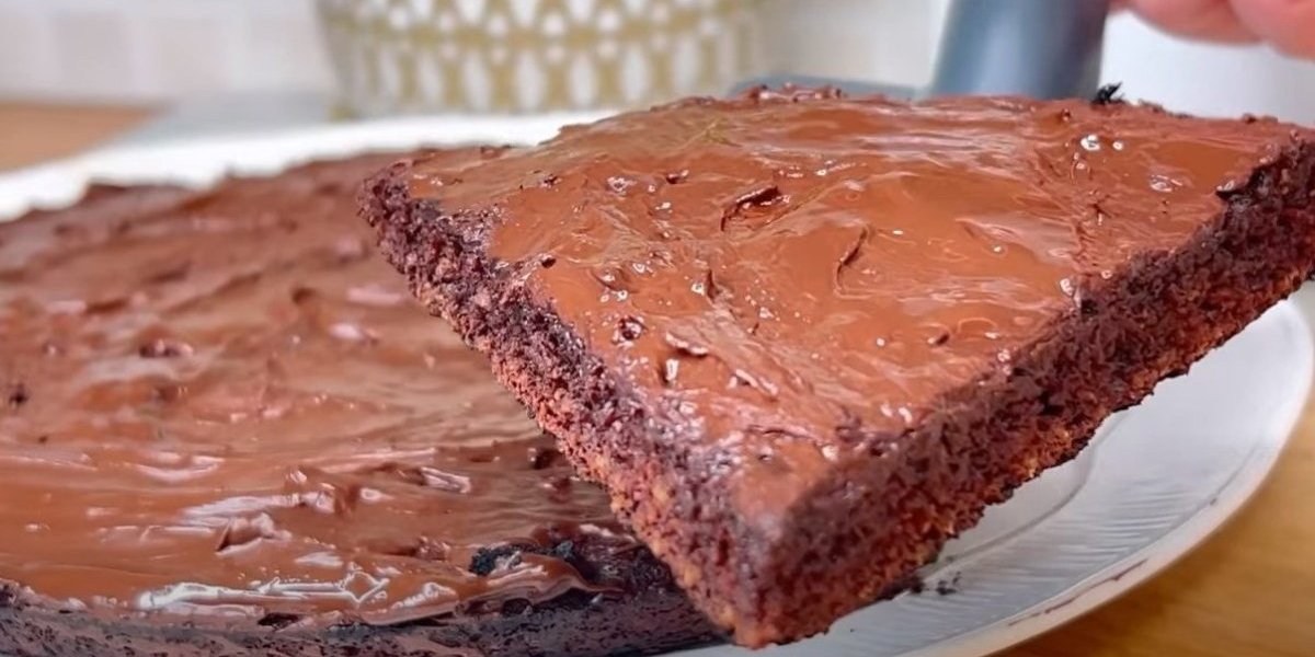 Najlakši recept za čokoladni kolač iz tiganja! Pravi se za samo 12 minuta (VIDEO)