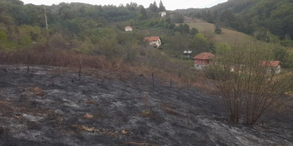 Izgoreo malinjak i rastinje! Ugašen požar u Sevojnu, tri osobe se nagutale dima