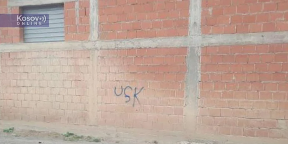 Nova albanska provokacija! Grafit UČK ispisan u srpskom selu u kom živi oko 200 porodica (FOTO)