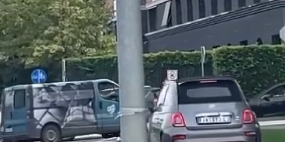 (VIDEO) Ma, samo si ti pametan! Saobraćaj gust, a ovog vozača mrzelo da čeka na semaforu - "seljačino" svi besne na njega