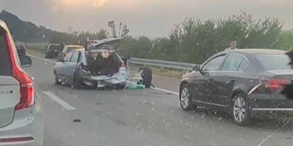 (VIDEO ) Stravičan sudar u Umčarima: Sustigli se na auto-putu u smeru ka Beogradu