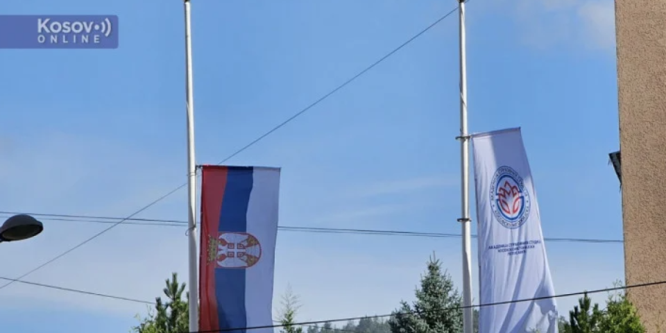 (VIDEO) Tužni prizori iz Leposavića! Zastave na pola koplja, večeras se pale sveće za tragično ubijene Srbe u Banjskoj