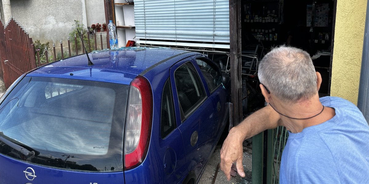 Izgubio kontrolu pa autom udario u radnju! Poznato stanje povređenog vozača