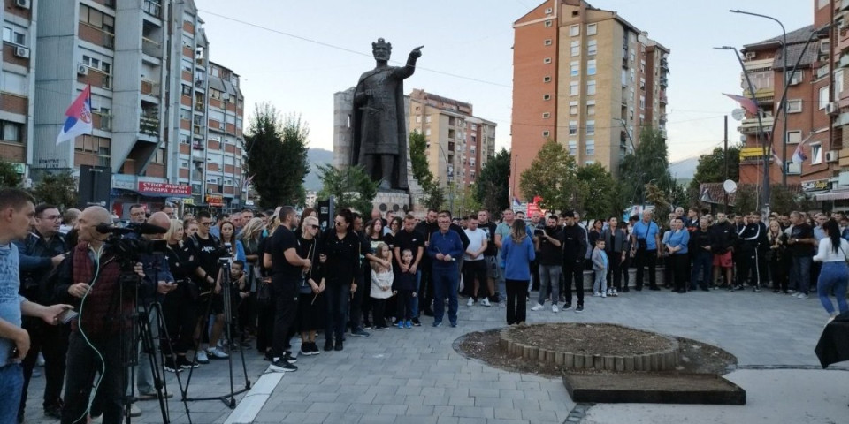 Srpsko Kosovo tuguje za ubijenom braćom: Ljudi se okupili u Mitrovici, Leposaviću i Zubinom potoku da odaju počast!