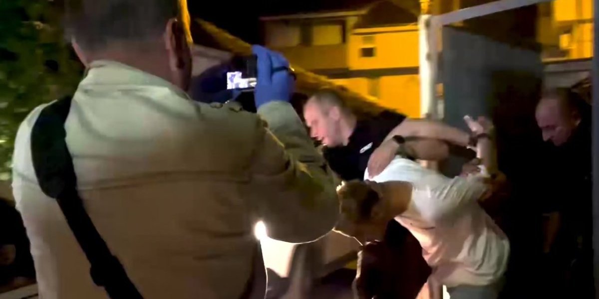 Uhvaćen na legalu! Maskiran pokušao nožem da ubije mladića, pa se sakrio u kuću (VIDEO)