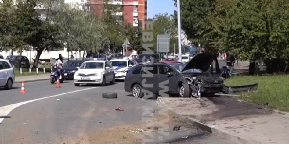 Haos na kruševačkoj ulici! Izgubio kontrolu nad vozilom pregazio ženu, pa se zakucao u banderu (VIDEO)