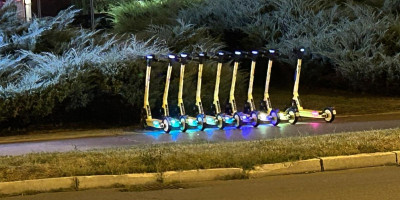 Agencija za bezbednost saobraćaja (ABS) apelovala je na roditelje da ne kupuju električne trotinete deci mlađoj od 14 godina.