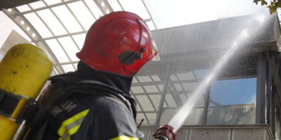 Nakon jučerašnjeg požara u zgradi u Pančevu, vatrogasac je, rizikujući život, iz zadimljenog stana izneo psa i vratio ga uplakanoj vlasnici u sceni koja je rasplakala mnoge.