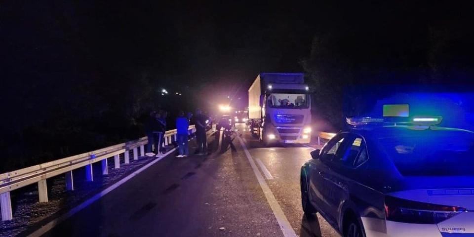 Kamion u punoj brzini prepolovio traktor! Jeziva nesreća na putu Novi Pazar - Raška (FOTO)