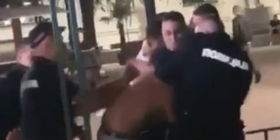 Odbio da bude priveden, pa udario službeno lice: Pogledajte snimak tuče sa policijom u centru Kruševca! (VIDEO)