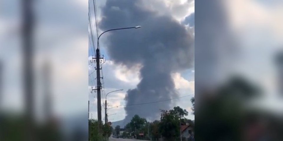 Ogromna eksplozija na zapadu Ukrajine: Crni dim prekrio nebo, izbio veliki požar (VIDEO)