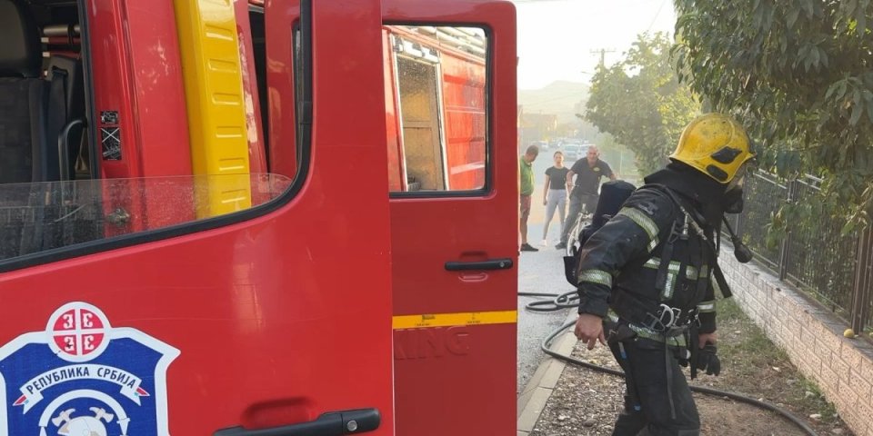Bukti požar u Rumi pored škole: Vatrogasci izašli na teren
