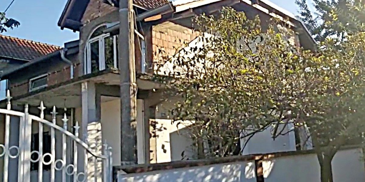 Komšije Marjanovića: Ovde niko ne stanuje!  Na kući u Borči ipak otvoreni prozori! (VIDEO)