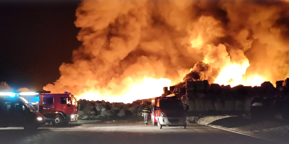 (VIDEO) Stravičan požar u fabrici, vatra guta sve pred sobom! Građanima izdato strogo upozorenje!