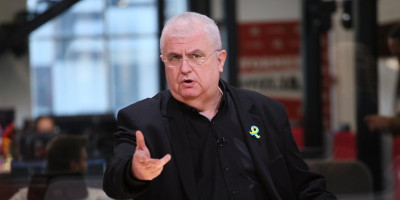 Čelnik Lige socijaldemokrata Vojvodine (LSV), Nenad Čanak, ponovo se drznuo da udari na sopstvenu zemlju i na narod, pa je u islamističkim medijima optužio Srbe za više genocida, a potom na sva usta ishvalio monstruozno nasilničko ponašanje blokadera terorista.