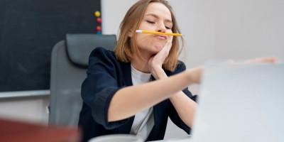 Srednjoškolci u Srbiji imaju oskudan rečnik, obavezna lektira nije im primamljiva, a neki od njih ne znaju ni pisana slova ćirilice, upozoravaju stručnjaci.