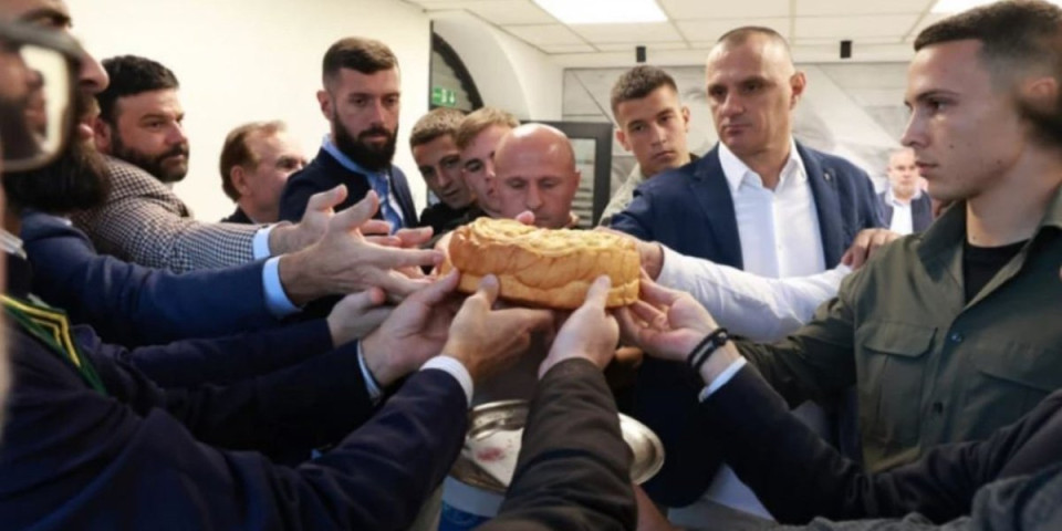 Partizan proslavio krsnu slavu: U Humskoj sekli kolač na Svetog Jovana (FOTO)