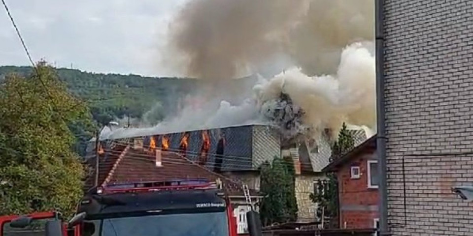 Gori porodična kuća! Drama u Novom Pazaru! (VIDEO/FOTO)