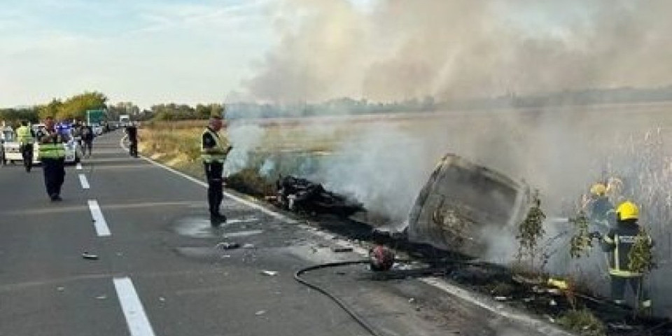 Vozilo se zapalilo nakon sudara: Teška nesreća na putu Mladenovac-Topola, strahuje se da ima mrtvih (FOTO)