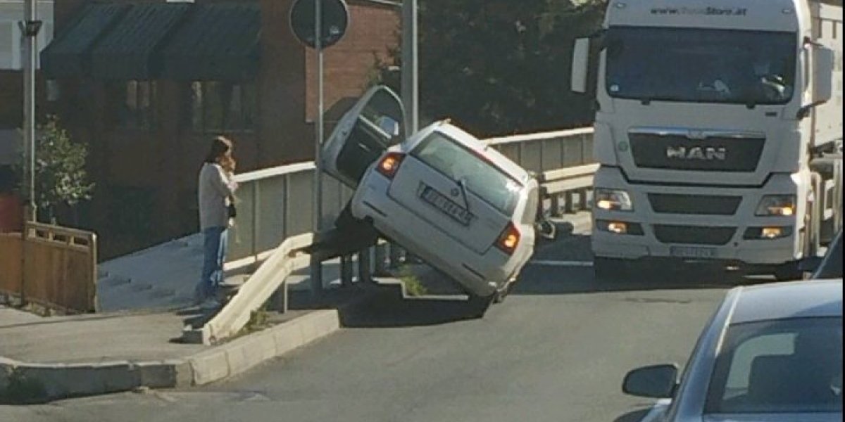 Drama na Ložioničkom mostu u Užicu! Kineskinja se "Škodom" popela na ogradu pored puta