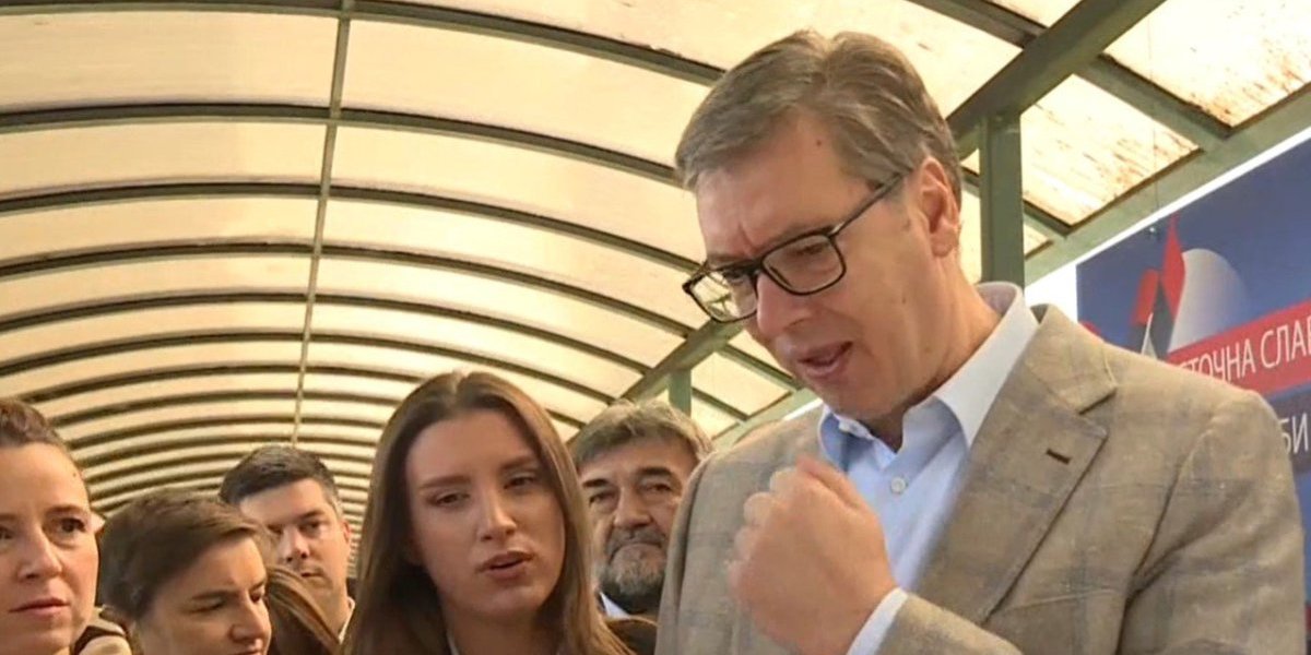 Vučić na zboru Krajišnika u Kovilovu - Plašim se da se kraj haosu ne nazire, ali mi ćemo se boriti za mir, jačati našu vojsku (VIDEO)