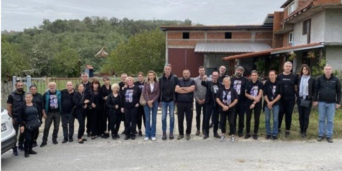 "Bol je postala zajednička, moramo da sarađujemo"! Roditelji pobijene dece u "Ribnikaru" posetili porodice ubijenih kod Mladenovca (FOTO)