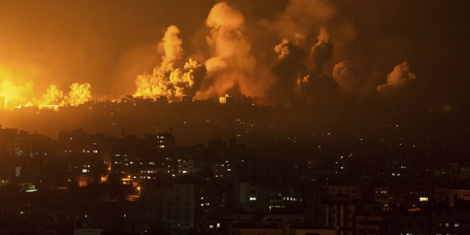 (FOTO/VIDEO) Gaza u ratnom plamenu: Stravični prizori izraelskog napada, 600.000 ljudi u mrklom  mraku, čuju se žestoke detonacije!