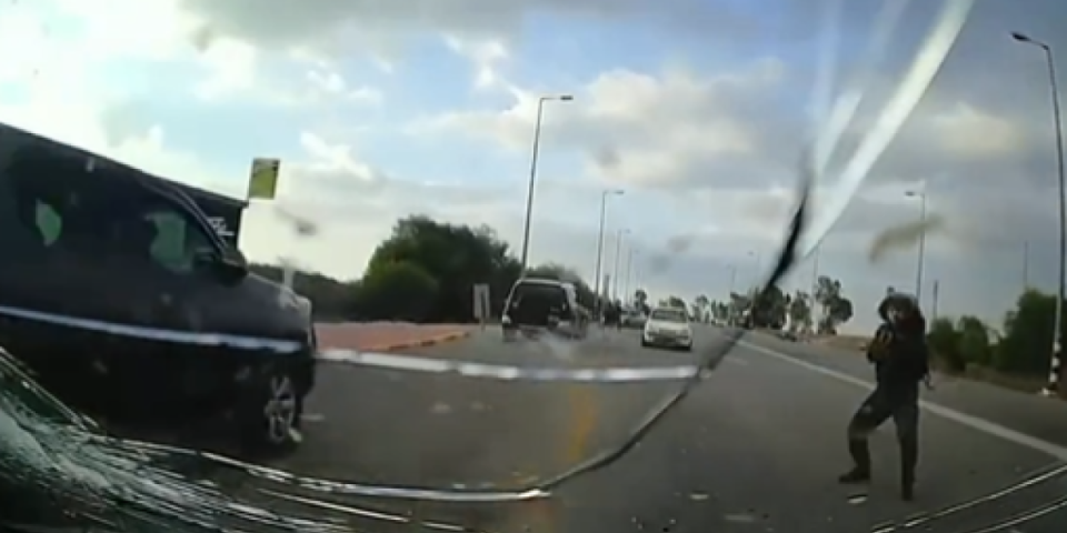 Izraelac na putu naišao na vojnike Hamasa, usledio je horor! Sav užas u Izraelu u jednom snimku! (VIDEO)