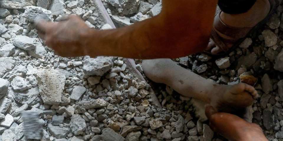 (UZNEMIRUJUĆE) Sav užas rata u jednoj slici: U ruševinama u Gazi pronađeno telo devojčice (4) (FOTO)