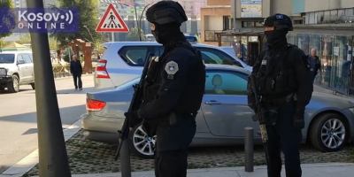 Luan Gaši, šef Sektora za imovinske poslove u opštini Peć, uhapšen je nakon što je objavljen snimak na kom se vidi kako navodno konzumira narkotike za stolom na kojem su i pištolj i nož.