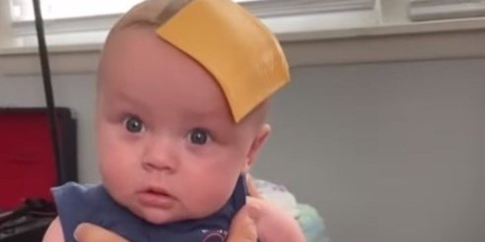 Metod koji je zaludeo sve! Bacaju sir na bebu i ona momentalno prestaje da plače (VIDEO)