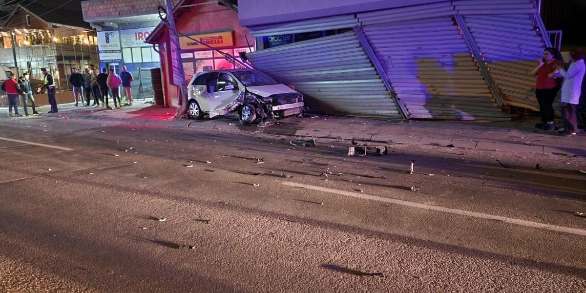 Od siline udara, vozilo završilo u obližnjoj garaži! Jeziv udes u Novom Pazaru! (FOTO)