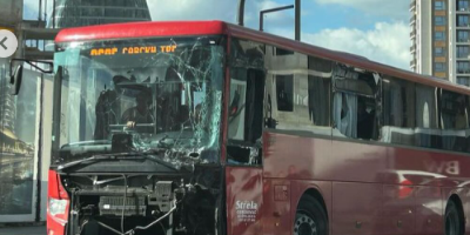 Sudar dva autobusa u blizini Palate pravde! Hitna pomoć na terenu (FOTO)