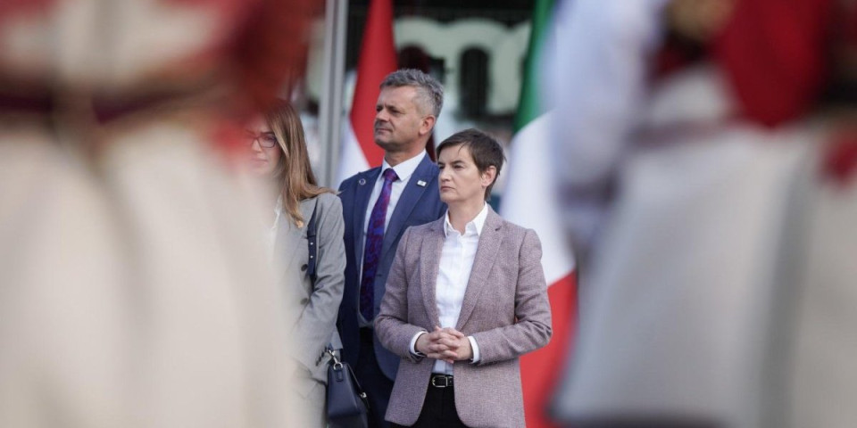 (FOTO) Brnabić nije odbila da se fotografiše sa liderima u Tirani - Slike kao dokaz na izmišljene vesti u pojedinim medijima