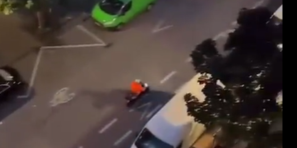 Ovo je trenutak kada je pomahnitali napadač na motoru uzviknuo "Alahu akbar"! Ubio troje ljudi (VIDEO)
