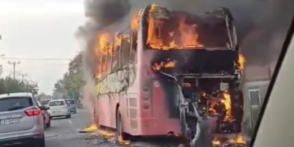 Ugašen požar kod Stare Pazove! Vatra progutala autobus, vozači zaobilazili buktinju! (VIDEO)