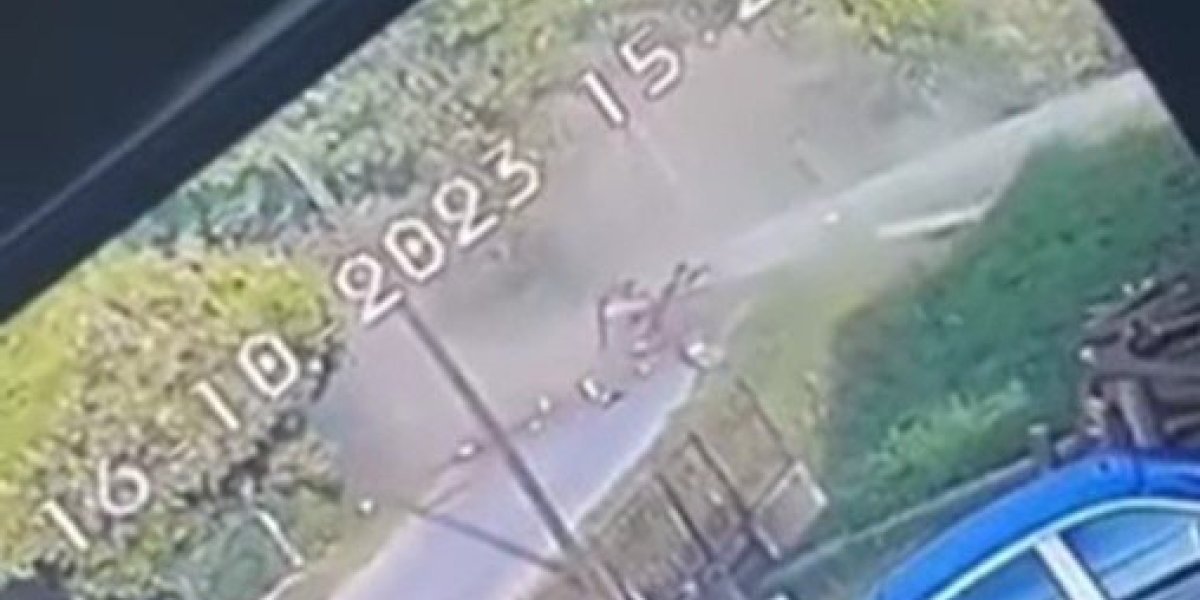 (VIDEO) Tinejdžer automobilom odvalio banderu: Saobraćajna nesreća u Lapovu