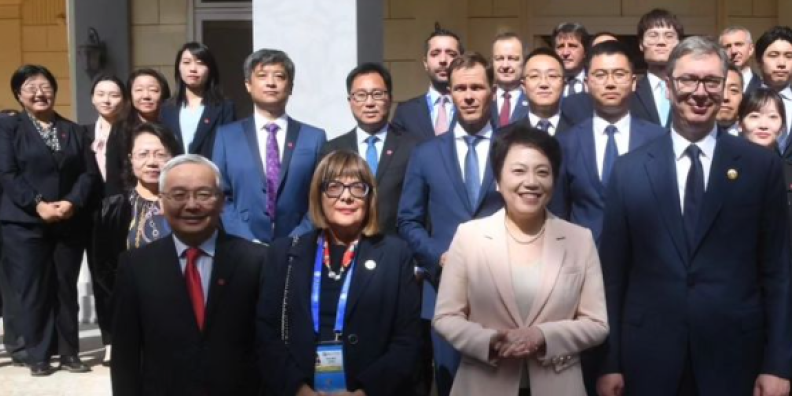 Vučić u Kini: Predsednik sa Čen Bo obišao Kineski institut za međunarodne studije