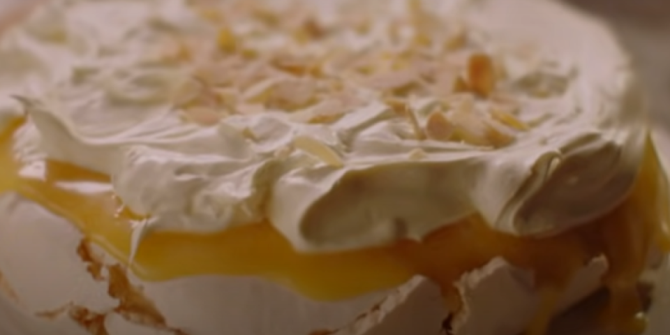 Isprobajte Pavlovu tortu sa limunom! Hrskavi, osvežavajući i kremasti desert kome se teško odoleva (VIDEO)