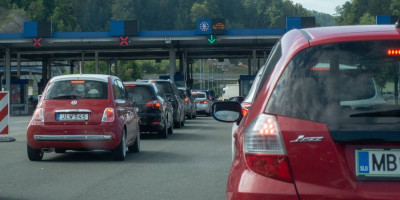 Maloletno dete ne sme preći granicu samo, sa bakom i dekom ili čak sa jednim roditeljem, bez saglasnosti drugog ili oba roditelja, a ovakav dokument overa se kod notara i iznosi samo 700 dinara!