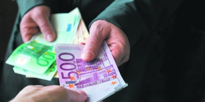 Predsednik Srbije Aleksandar Vučić najavio je u nedelju, na predstavljanju novih ekonomskih mera, čiji je cilj značajno poboljšanje životnog standarda svih građana Srbije, smanjenje kamatnih stopa na gotovinske, potrošačke i stambene kredite u Srbiji.