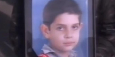 U subotu, 18. oktobra, u 12 časova, biće organizovan komemorativni skup u parku Dušana Jovanovića povodom postavljanja spomen-obeležja tragično stradalom dečaku koga su ubili pripadnici skinhed pokreta.