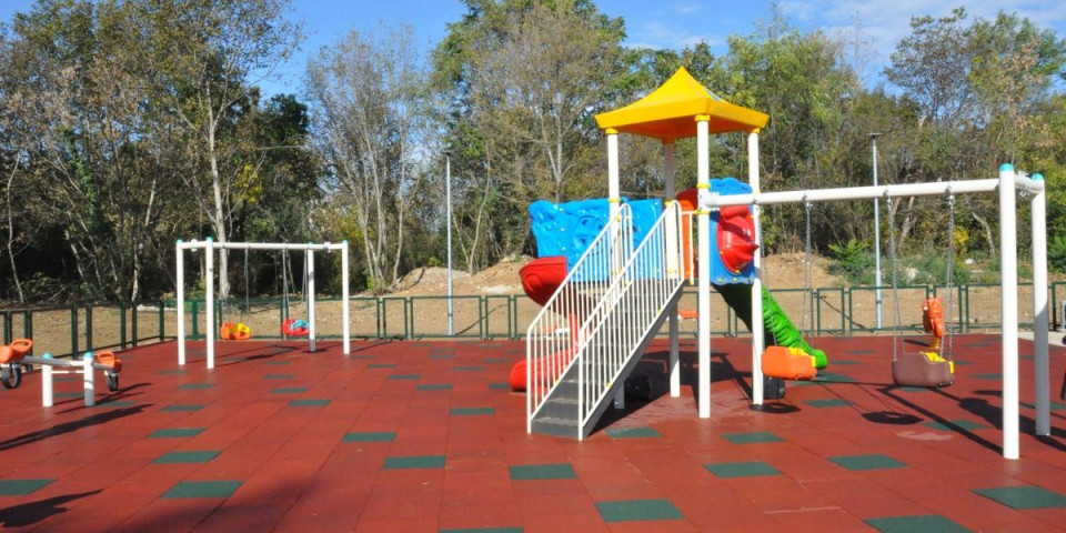 Otvoreno dečje igralište u Ulici Flore Sends na Savskom vencu