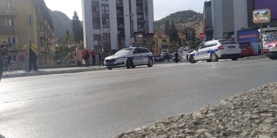 Uznemirujuće scene sa lica mesta! Vozač mercedesa pucao u motoriste: Prve slike i snimci užasa u Užicu!