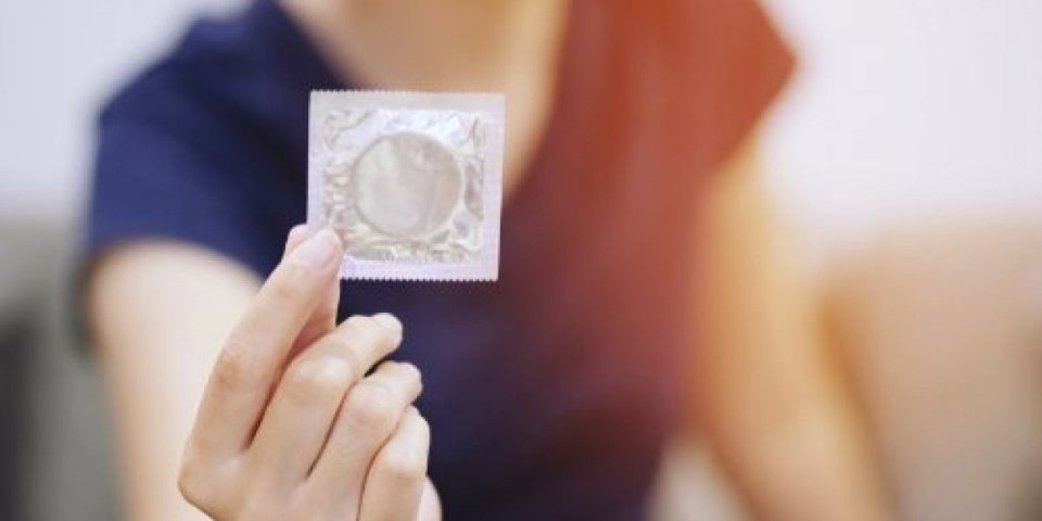 Prvi kondom namenjen i muškarcima i ženama! Evo kako se koristi (FOTO)
