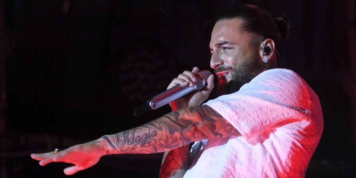 (VIDEO) "Drmusaš ga kao igračku": Poznati pevač prekinuo koncert i održao bukvicu majci sa bebom